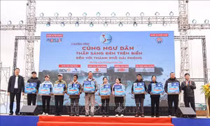 Cùng ngư dân thắp sáng đèn trên biển