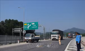 Nhiệt độ mặt đường tăng cao, 12 xe ô tô bị vỡ lốp trên cao tốc Cam Lộ - La Sơn