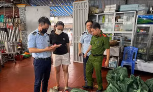 Kịp thời ngăn chặn khoảng 1 tấn 'lạp xưởng nướng đá' không rõ nguồn gốc