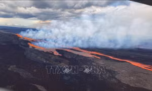 Núi lửa phun trào ở Hawaii thu hút du khách