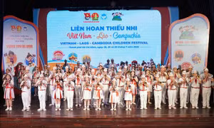 'Vòng tay bè bạn' tiếp nối tình hữu nghị Việt Nam - Lào - Campuchia