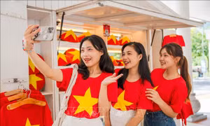 Khách du lịch hào hứng check-in Ba Na Hills rực rỡ cờ Tổ quốc