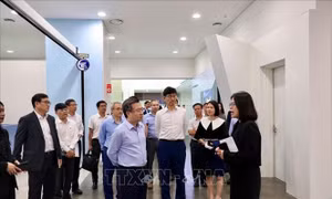 Trưởng ban Chính sách, chiến lược Trung ương Nguyễn Thanh Nghị khảo sát tại Trung tâm Nghiên cứu và Phát triển Samsung Việt Nam
