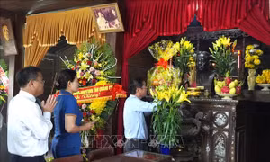 Dâng hương, hoa tưởng niệm 117 năm ngày sinh đồng chí Tổng Bí thư Lê Duẩn