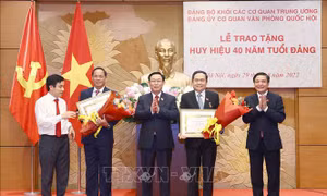 Lễ trao Huy hiệu 40 năm tuổi Đảng tặng 2 đồng chí Phó Chủ tịch Quốc hội
