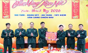 Thăm, chúc Tết các gia đình chính sách, cán bộ, chiến sĩ và các phóng viên