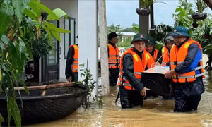 Khẩn trương ứng cứu, đưa người dân Đà Nẵng ở khu vực ngập sâu đến nơi an toàn