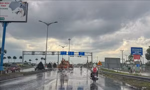 'Mưa vàng' giải nhiệt cho trung tâm Cần Thơ sau nhiều ngày nắng nóng