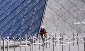 Bảo tàng Louvre mở cửa một phần bất chấp đình công