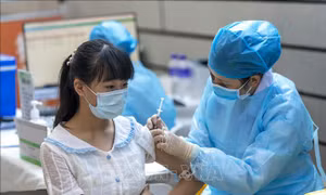 Trung Quốc phê chuẩn thử nghiệm đầu tiên tiêm kết hợp vaccine