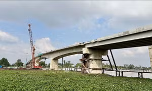 Hợp long cầu Châu Đốc bắc qua sông Hậu