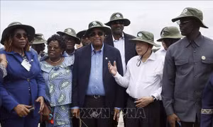 Hai Chủ tịch Quốc hội Việt Nam và Côte d’Ivoire thăm cánh đồng lúa triển vọng ở Cần Thơ