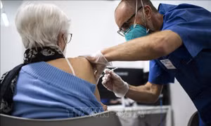 Italy: Tiêm vaccine ngừa COVID-19 liều tăng cường cho người trên 60 tuổi