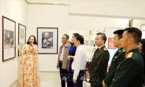 Khai mạc Triển lãm ảnh, tư liệu 'Vang mãi khúc quân hành'