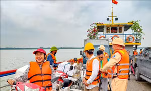 Áo phao thành 'vé thông hành' tại bến khách ngang sông Hồng