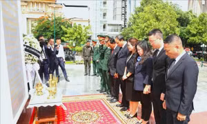 Dâng hương tri ân các anh hùng liệt sĩ tại Campuchia