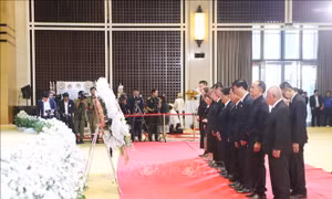 Các hội, đoàn người Việt Nam tại Lào viếng đồng chí Xaysomphone Phomvihane