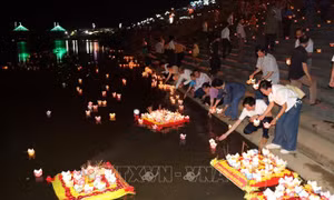 'Đêm hoa đăng' tri ân với những người giữ lửa ngòi bút
