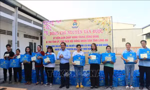 Thăm, tặng quà Tết cho người lao động có hoàn cảnh khó khăn