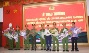 Trao thưởng cho lực lượng nhanh chóng bắt đối tượng nổ súng làm 2 người tử vong