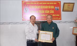 Trao 430 Huy hiệu Đảng tặng đảng viên lão thành