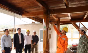 Điện lưới quốc gia đã đến với hơn 100 hộ dân bản Nậm Cầy