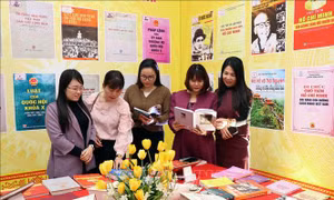 Khai trương không gian trưng bày sách, báo tuyên truyền về bầu cử