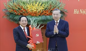 Tổng Bí thư Tô Lâm trao các quyết định của Bộ Chính trị về công tác cán bộ