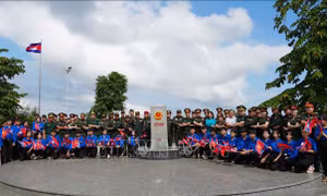Sĩ quan trẻ Việt Nam - Lào - Campuchia giao lưu tại cột mốc ba biên