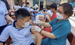 Vaccine phòng COVID-19 - Lá chắn bảo vệ trẻ - Bài 1: Nhiều phụ huynh ngần ngại cho con tiêm vaccine
