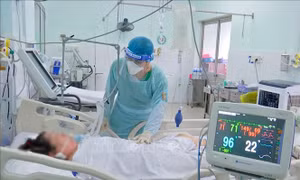 Dịch COVID-19: Số ca nhập viện gia tăng trở lại, cảnh báo 'lỗ hổng' tiêm chủng