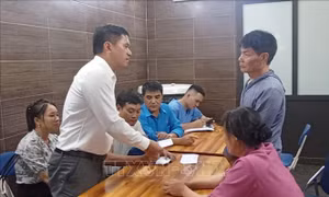 Thăm hỏi, hỗ trợ gia đình nạn nhân vụ tai nạn liên hoàn ở huyện Hoài Đức