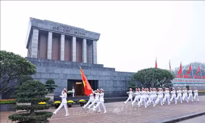 Lễ chào cờ đặc biệt chào mừng 50 năm thống nhất đất nước tại Quảng trường Ba Đình
