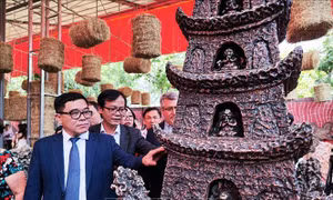 Lần đầu gắn chíp định danh cho tác phẩm tại triển lãm Gốm nghệ thuật 'Hiện linh'