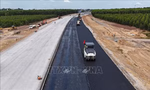 Bắt đầu thảm nhựa cao tốc Biên Hòa - Vũng Tàu đoạn qua Đồng Nai