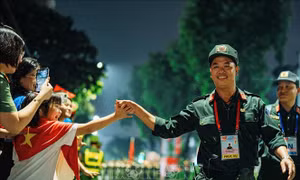 Người dân 'tiếp sức' cho các khối diễu binh, diễu hành Sơ duyệt A80