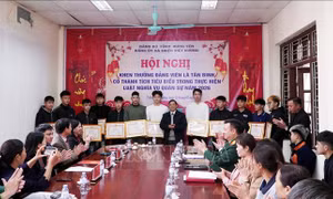 Khen thưởng tân binh có thành tích tiêu biểu trong thực hiện Luật Nghĩa vụ quân sự
