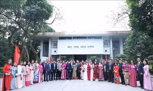 Kiều bào hướng về cội nguồn, dâng hương tưởng niệm các Vua Hùng