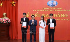 Ba học sinh Trung học Phổ thông đầu tiên ở Bắc Ninh được kết nạp Đảng