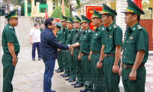 Quan tâm chăm lo cho cán bộ, chiến sĩ, người lao động dịp Tết