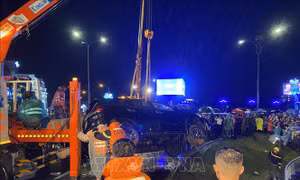 Ô tô lao xuống hồ Xuân Hương khiến 2 người tử vong
