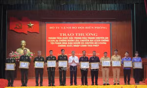 Khen thưởng thành tích xuất sắc trong phòng, chống tội phạm trên tuyến biên giới