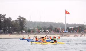 Quảng Ninh: Sôi nổi giải đua thuyền Kayak trên đảo Cô Tô