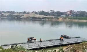 Khẩn trương lắp đặt cầu phao qua sông Lô phục vụ nhân dân đón Tết 