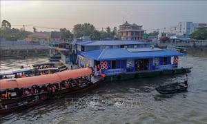 Nhà bè nơi 4 du khách rơi xuống sông vẫn hoạt động dù bị đình chỉ