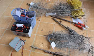 Tạm giữ hình sự hai đối tượng dùng điện bẫy chuột dẫn đến chết người