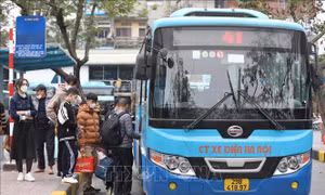 Người dân trở lại Hà Nội sau kỳ nghỉ Tết Nguyên đán