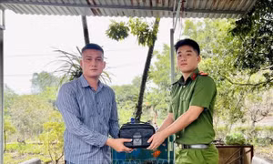 Quảng Ninh: Chiến sĩ công an trao trả 200 triệu đồng và điện thoại giá trị cho du khách