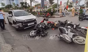 'Xe điên' húc văng 15 xe máy tại Hải Phòng, hàng chục người bị thương 