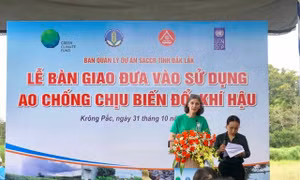 Bàn giao ao chống chịu biến đổi khí hậu hỗ trợ nông dân Đắk Lắk